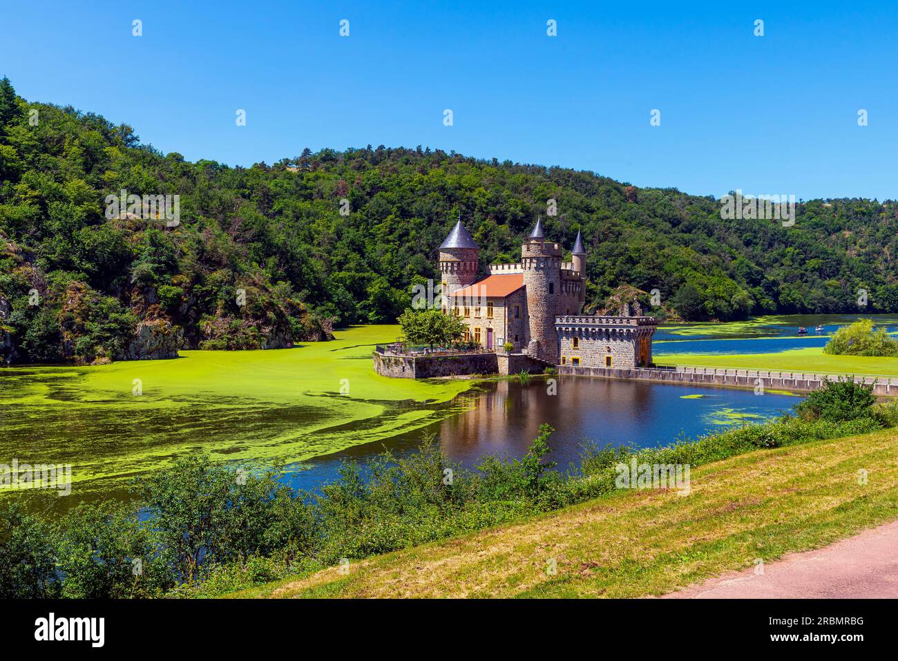 Il Château Saint Priest la Roche, Francia. Il castello è situato nel comune di Saint-Priest-la-Roche, nel dipartimento della Loira, in Francia. Il cast Foto Stock