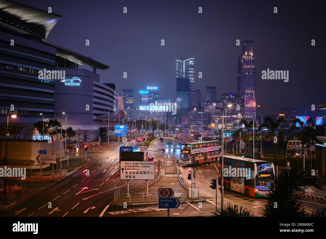 Hong Kong, Cina - aprile 28 2023: Luci notturne della città e grattacieli Foto Stock