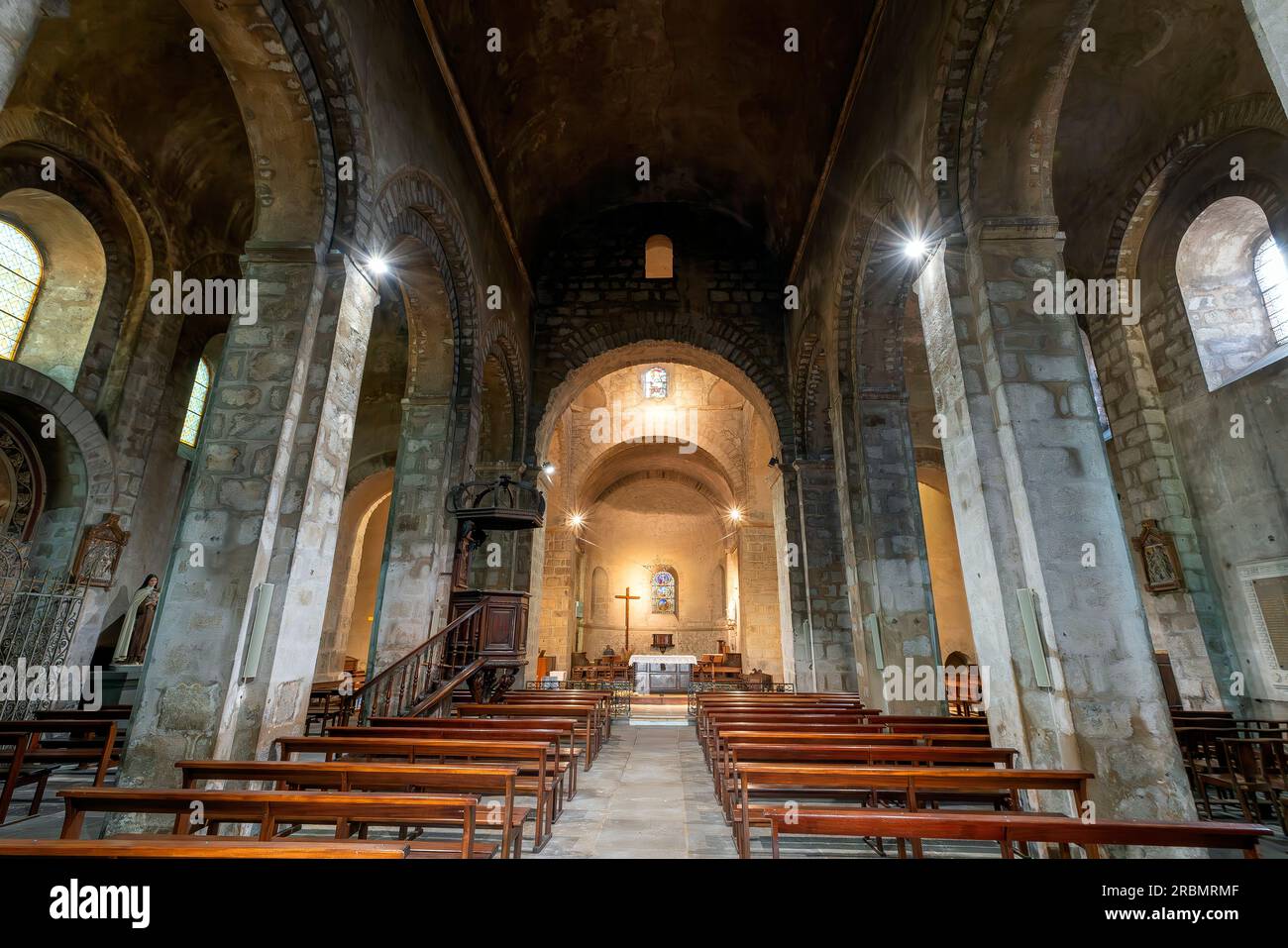 La chiesa di Sant'Andrea nella cittadina di Saint-Just-Saint-Rambert in Auvergne, Francia centrale. La più grande chiesa romanica del dipartimento di Forez. Foto Stock