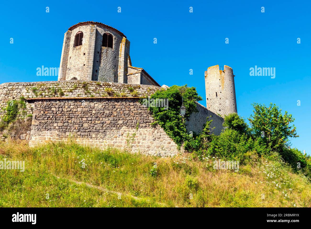 Vista della chiesa fortificata di Saint Pierre e della torre del villaggio di Chambles situata sopra il fiume Loira. Francia. Foto Stock