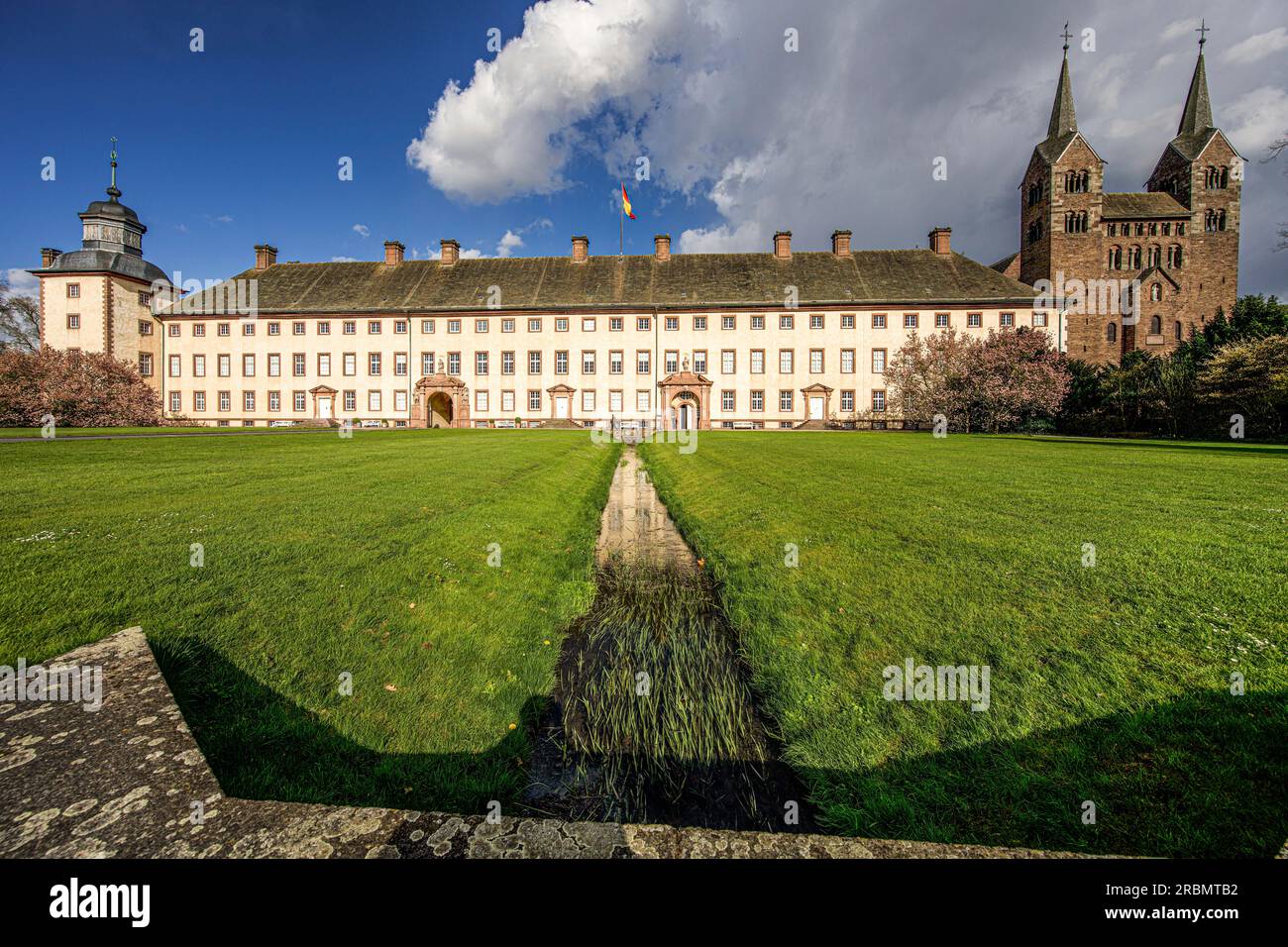 Il castello di Corvey e il lavoro della chiesa abbaziale alla luce della sera, Höxter, Weser Uplands, Renania settentrionale-Vestfalia, Germania Foto Stock