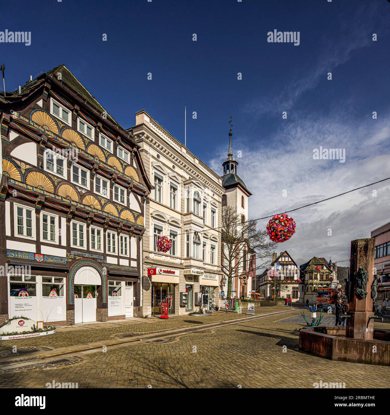 Case di città, Nikolaikirche e fontana del mercato, città vecchia di Höxter, Weser Uplands, Renania settentrionale-Vestfalia, Germania Foto Stock