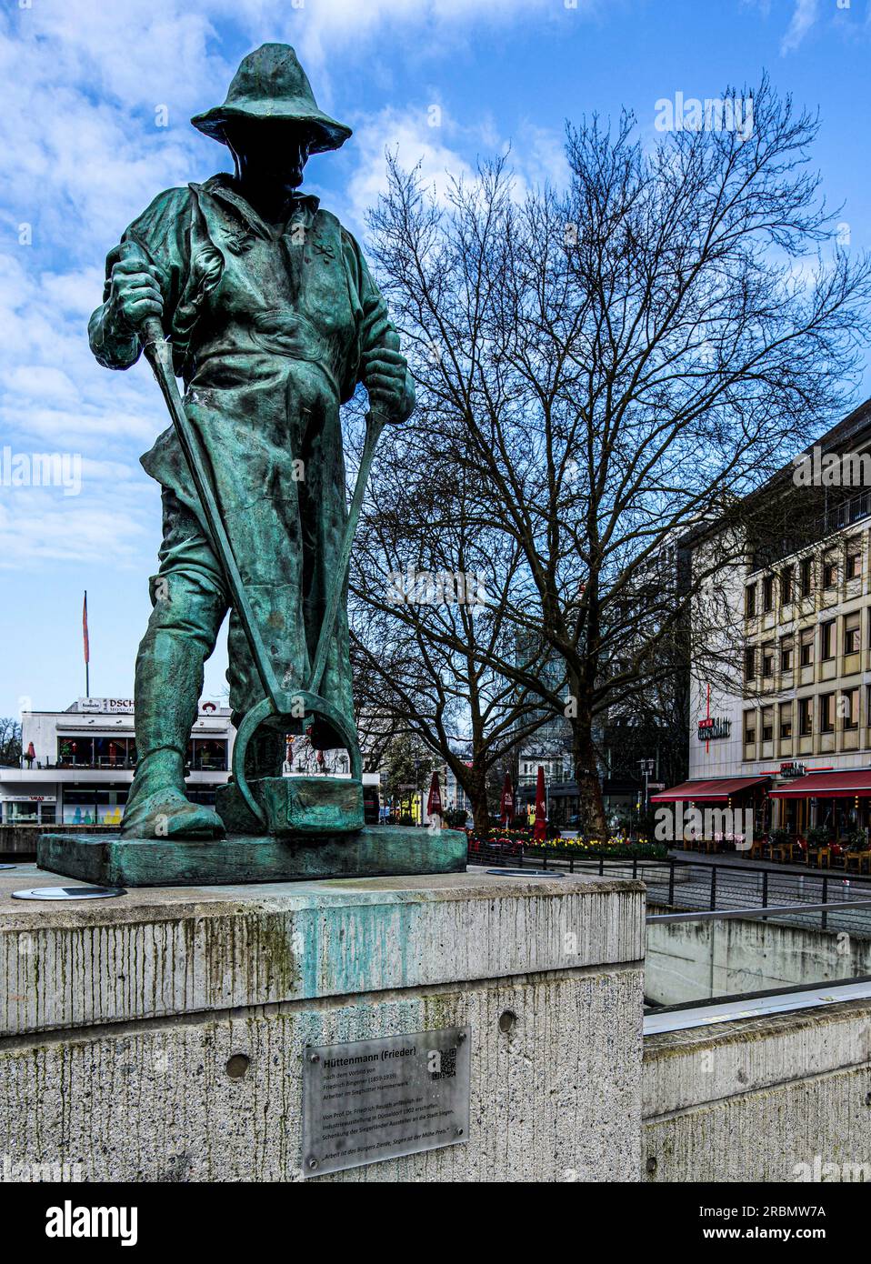 Simbolo del mondo del lavoro di Siegerland: Immagine fissa di un Hüttenmann sul Oberstadtbrücke a Siegen, Renania settentrionale-Vestfalia, Germania Foto Stock