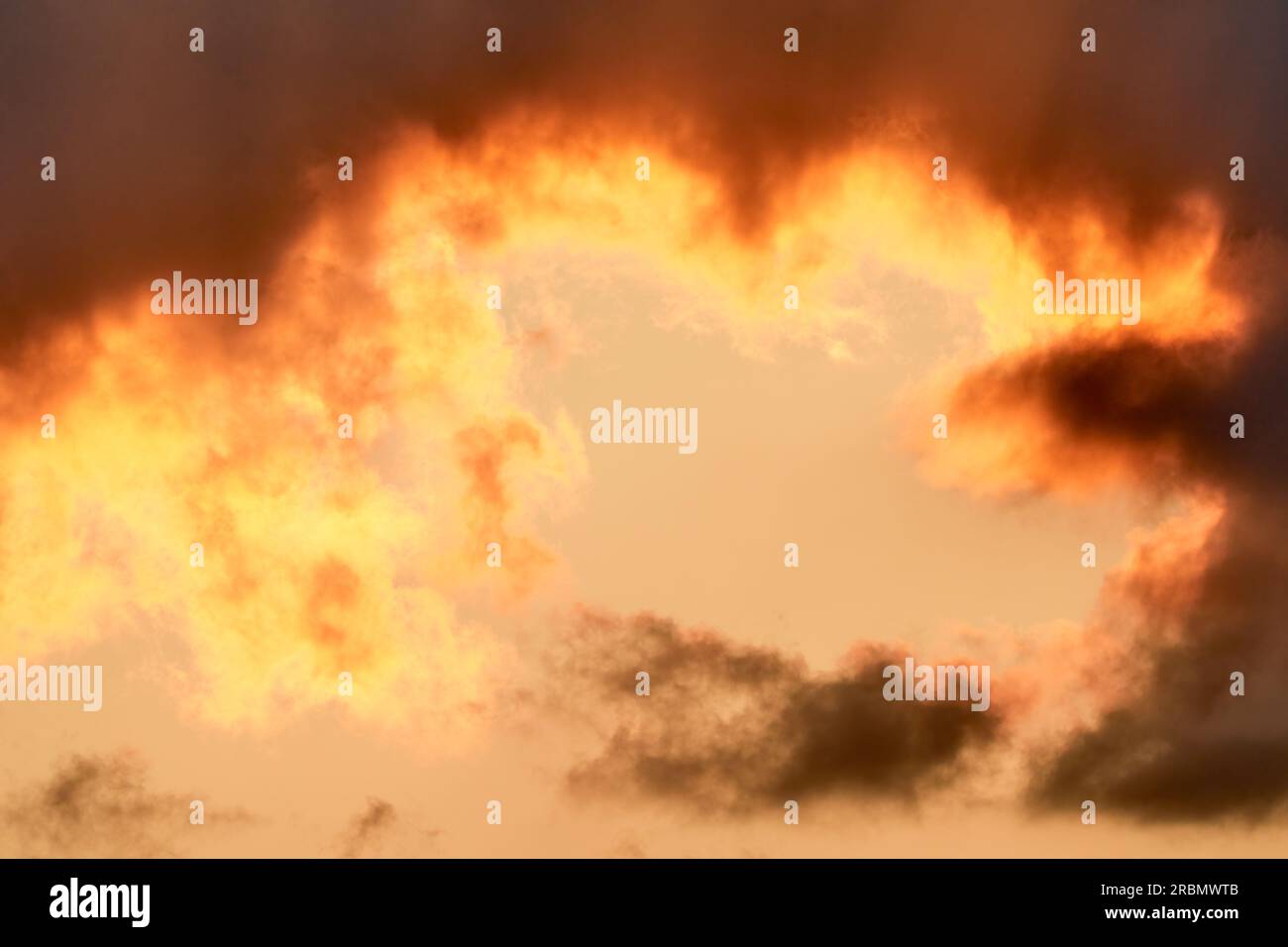 Spettacolare cielo estivo con nuvole ardenti di colore giallo arancione al tramonto. Splendido paesaggio naturale. Dubnica, Slovacchia Foto Stock
