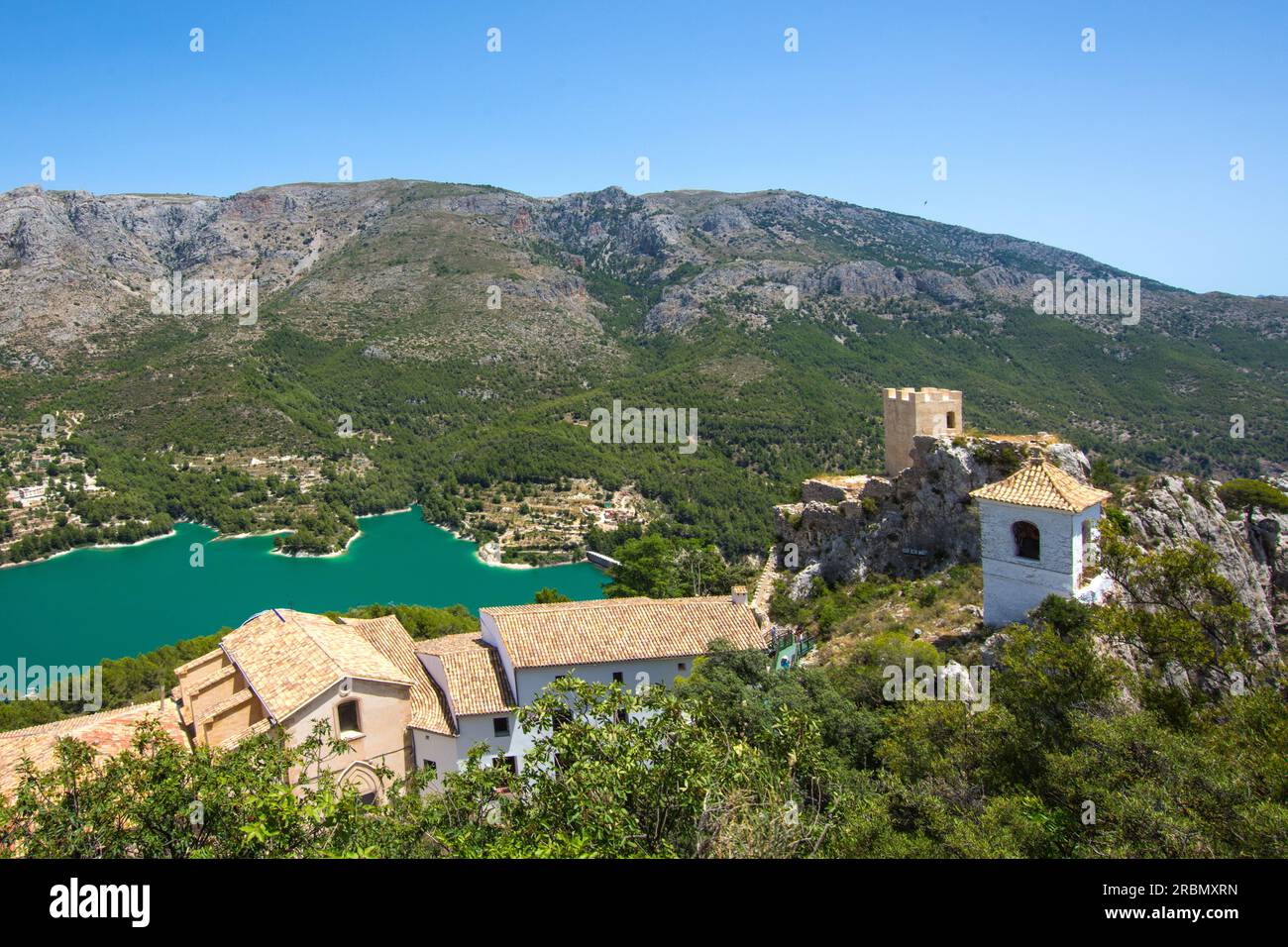 Fortezza di montagna di Guadalest sulle montagne di Serella della Costa Blanca, con un serbatoio, molto visitato, la Spagna Foto Stock