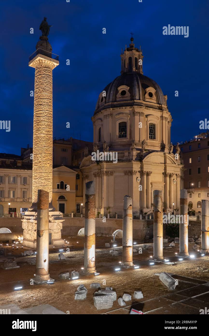 Colonna Traiana e Chiesa del Santissimo nome di Maria al foro Traiano (Santissimo nome di Maria al foro Traiano) a Roma. Foto Stock