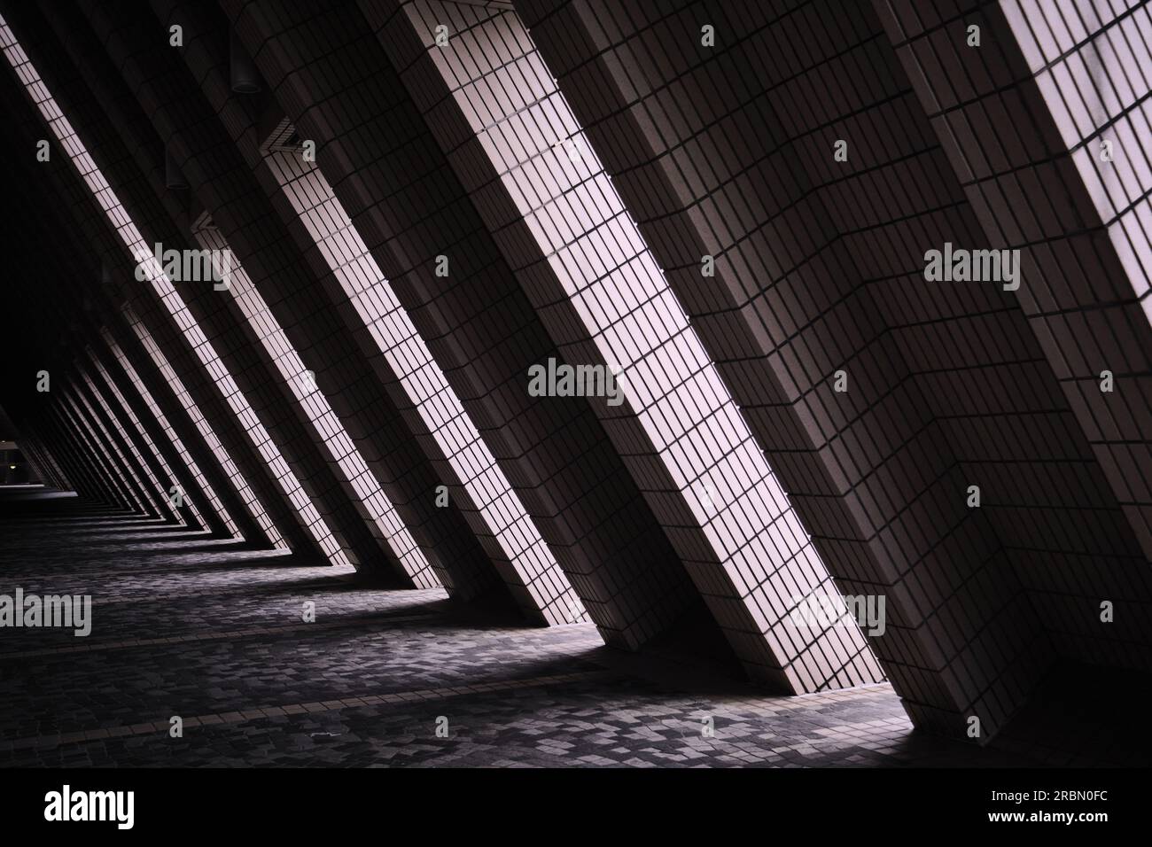 Hong Kong, Cina - aprile 28 2023: Il corridoio triangolare dell'Hong Kong Cultural Centre è una struttura polifunzionale per spettacoli a Tsim Sha Tsui Foto Stock