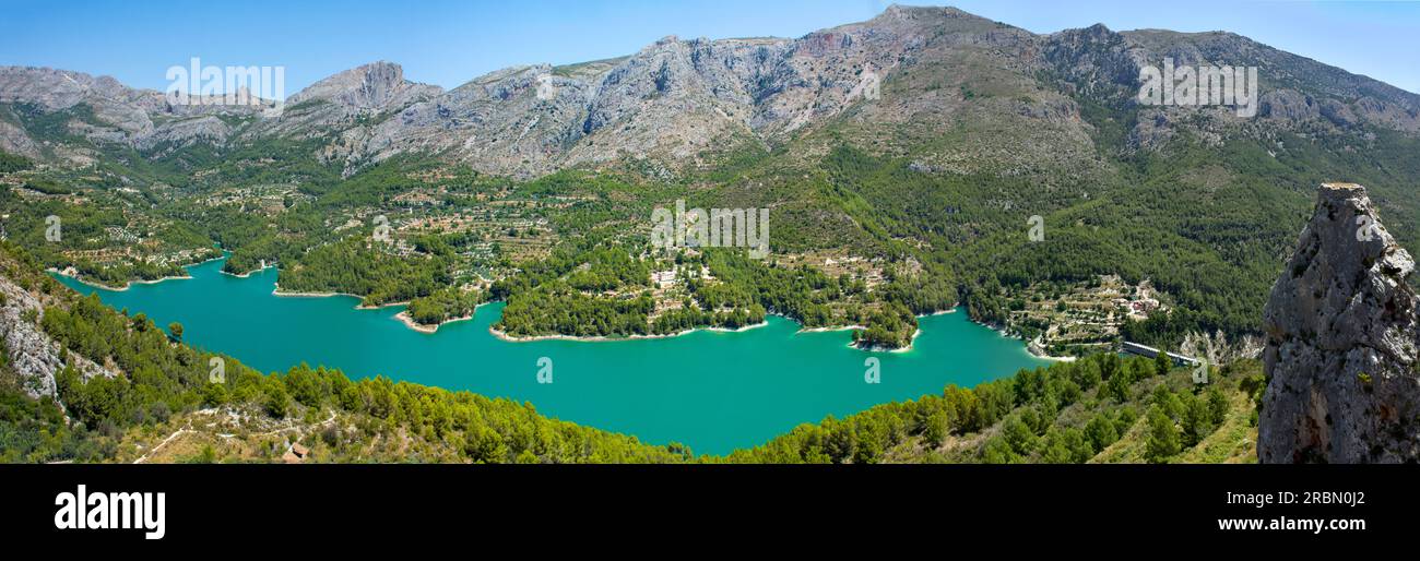 Il bacino idrico di Guadalest e il forte collinare sulle montagne Serella della Costa Blanca sono una destinazione ben nota da visitare Foto Stock