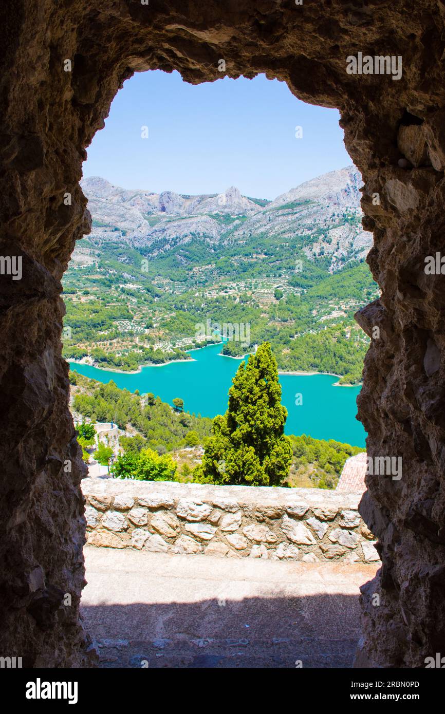 La fortezza in cima alla collina di Guadalest sulle montagne di Serella, situata su un lago artificiale, è una delle mete turistiche più popolari di Costablanca, in Spagna Foto Stock