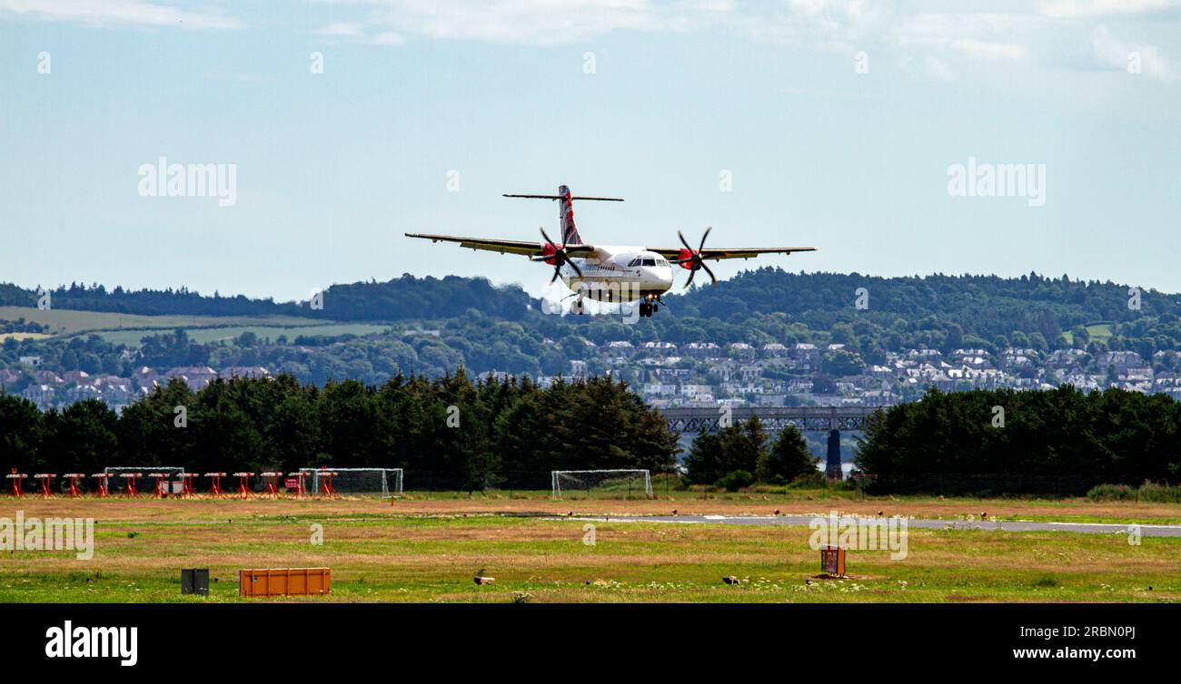 Dundee, Tayside, Scozia, Regno Unito. 10 luglio 2023. Il tempo che attraversa Tayside, in Scozia, è luminoso e caldo con temperature che raggiungono i 22°C. L'aeromobile G-LMRD di Loganair da Londra Heathrow è arrivato in orario alle 11,30 del mattino L'aereo a doppia elica SAAB Loganair atterra all'aeroporto di Dundee Riverside. Crediti: Dundee Photographics/Alamy Live News Foto Stock