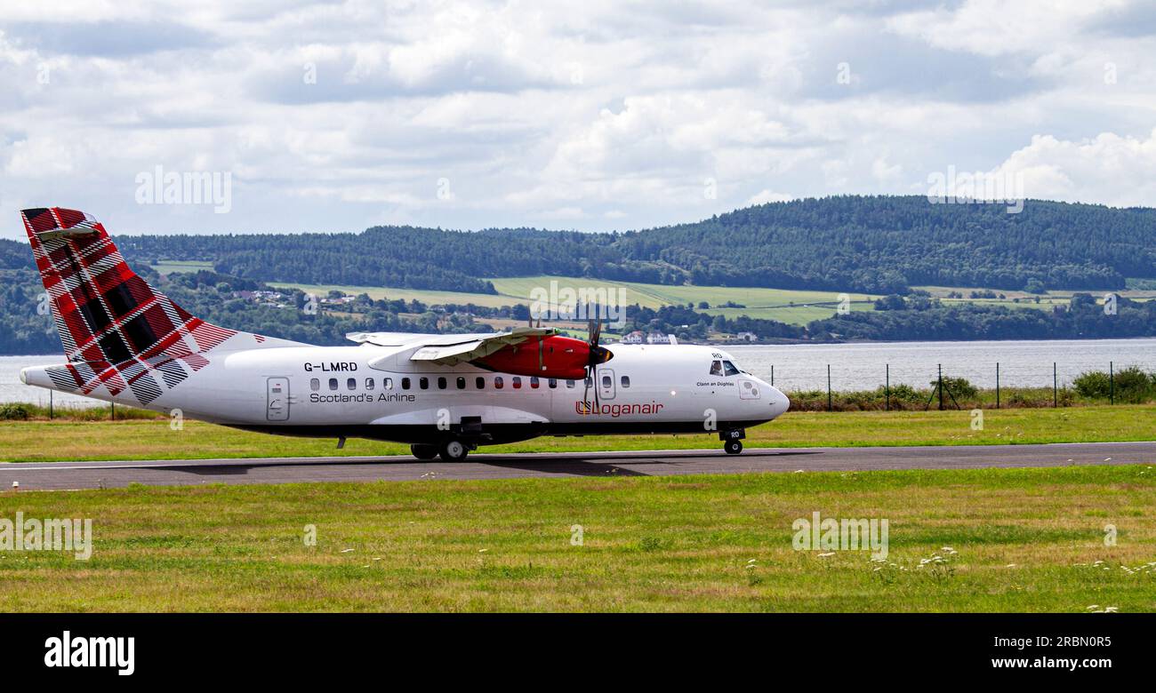 Dundee, Tayside, Scozia, Regno Unito. 10 luglio 2023. Il tempo che attraversa Tayside, in Scozia, è luminoso e caldo con temperature che raggiungono i 22°C. L'aeromobile G-LMRD di Loganair da Londra Heathrow è arrivato in orario alle 11,30 del mattino L'aereo a doppia elica SAAB Loganair atterra all'aeroporto di Dundee Riverside. Crediti: Dundee Photographics/Alamy Live News Foto Stock