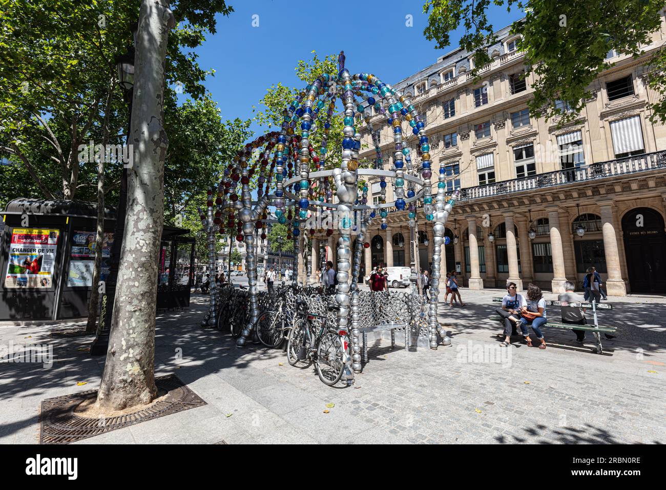 Le Kiosque des noctambules, opere d'arte di Jean-Michel Othoniel che formano l'ingresso alla stazione della metropolitana Palais Royal - Musée du Louvre. Posiziona Colette. Parigi Foto Stock