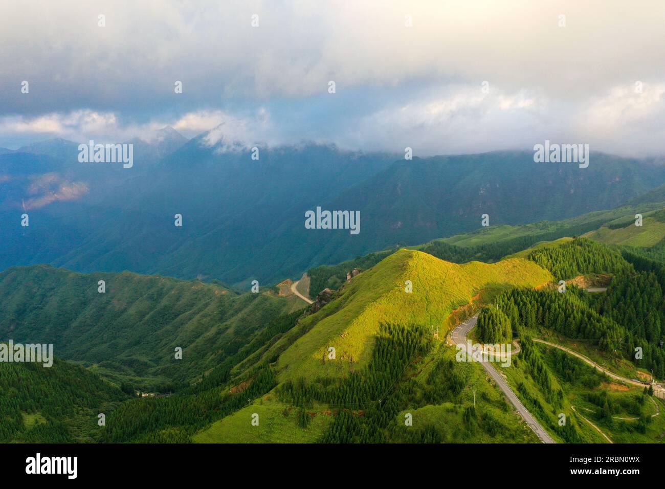 GUILIN, CINA - 10 LUGLIO 2023 - la foto aerea mostra il paesaggio del Parco nazionale delle paludi di Tianhu a Guilin, nella regione autonoma del Guangxi Zhuang nel sud della Cina Foto Stock