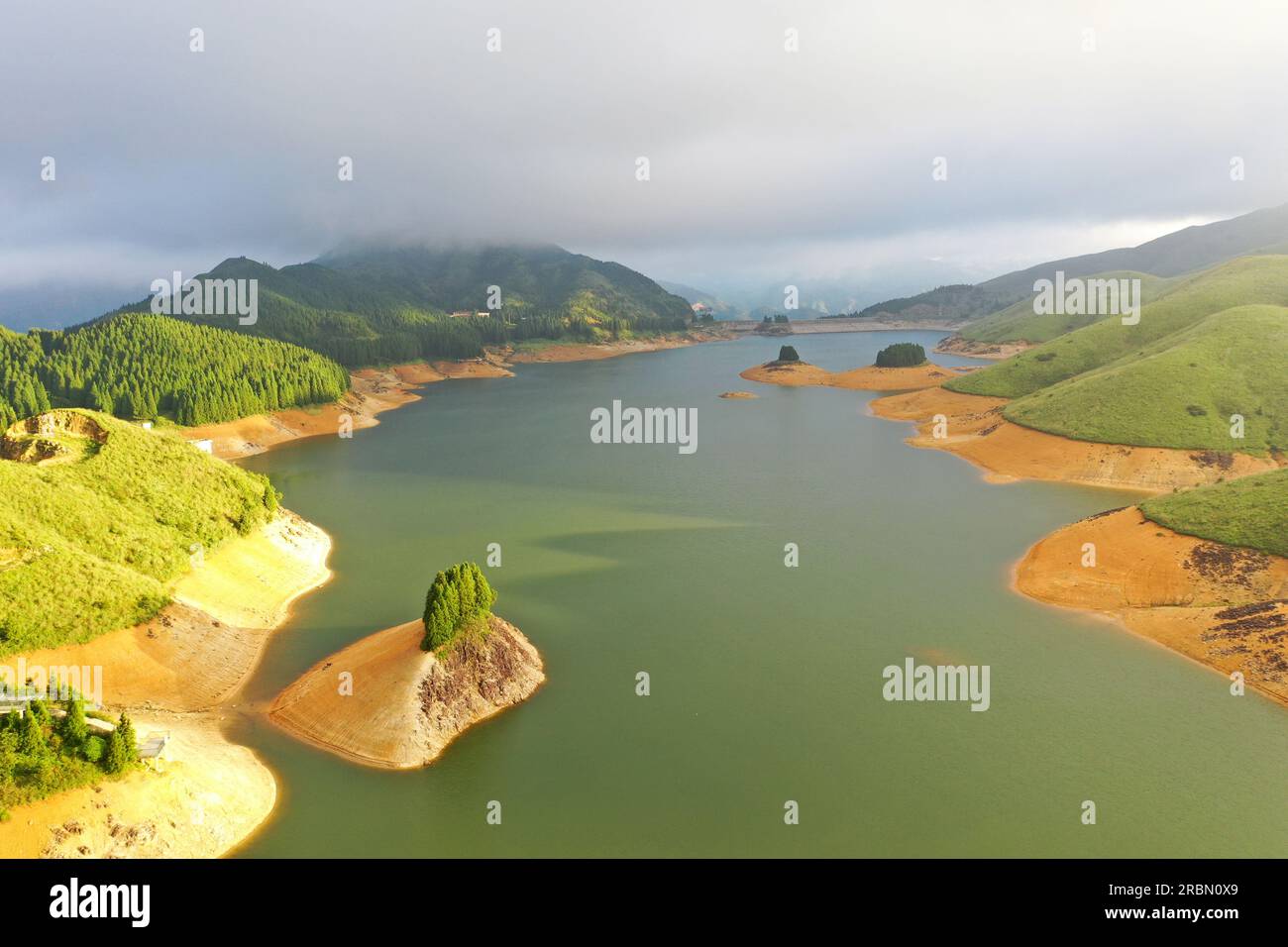 GUILIN, CINA - 10 LUGLIO 2023 - la foto aerea mostra il paesaggio del Parco nazionale delle paludi di Tianhu a Guilin, nella regione autonoma del Guangxi Zhuang nel sud della Cina Foto Stock