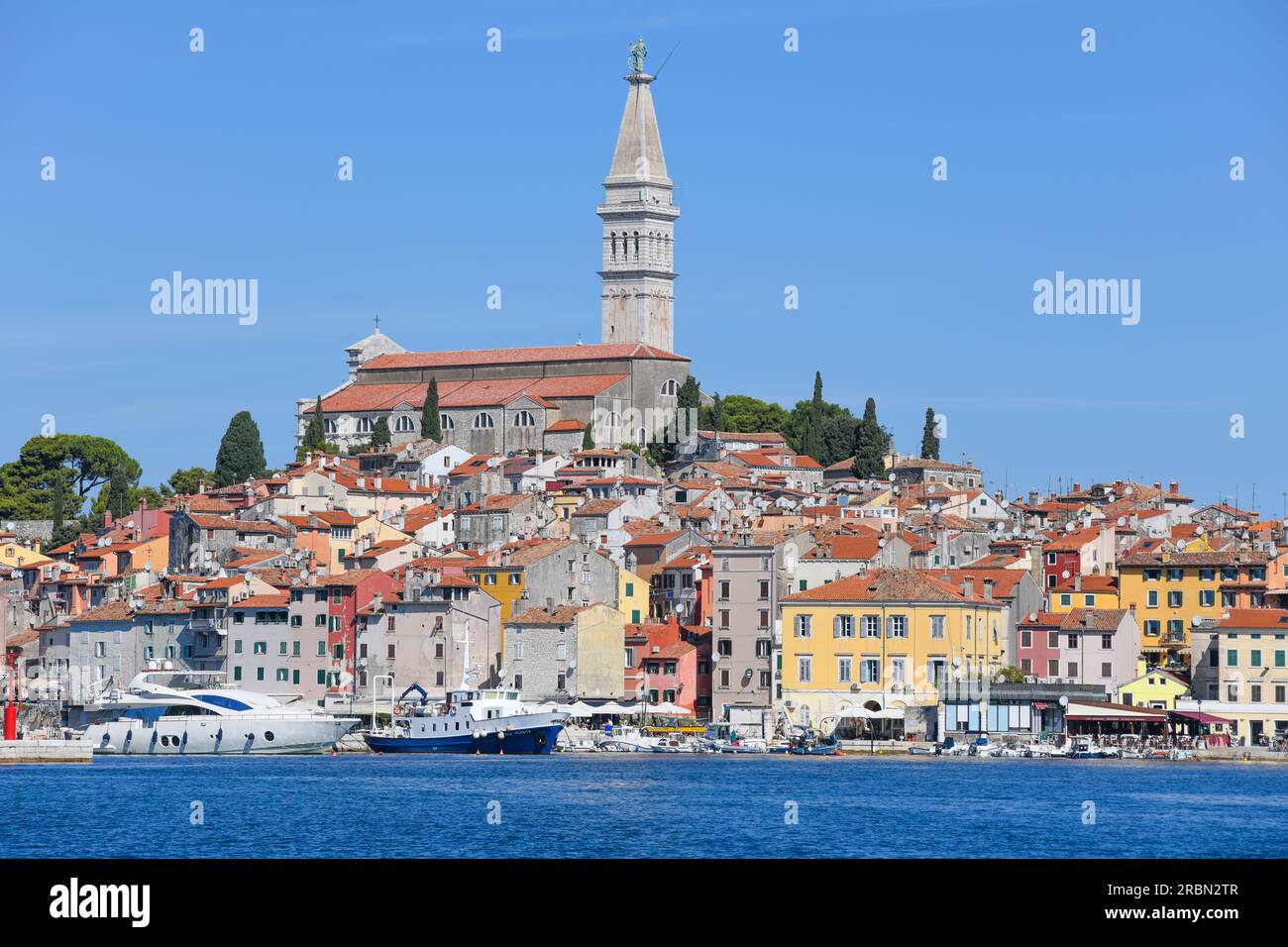 Rovigno: Porto e skyline della città vecchia, con la chiesa di Sant'Eufemia campanile. Vista da Obala Vladimira Nazora, Croazia Foto Stock