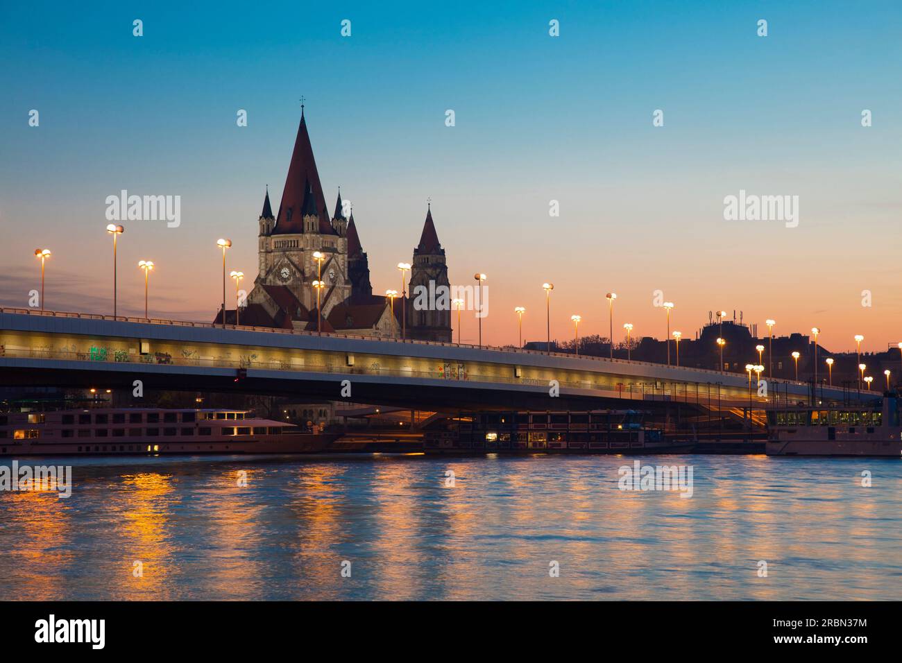 Vienna, Austria, il Danubio, vista dalla stazione della metropolitana Donauinsel Foto Stock