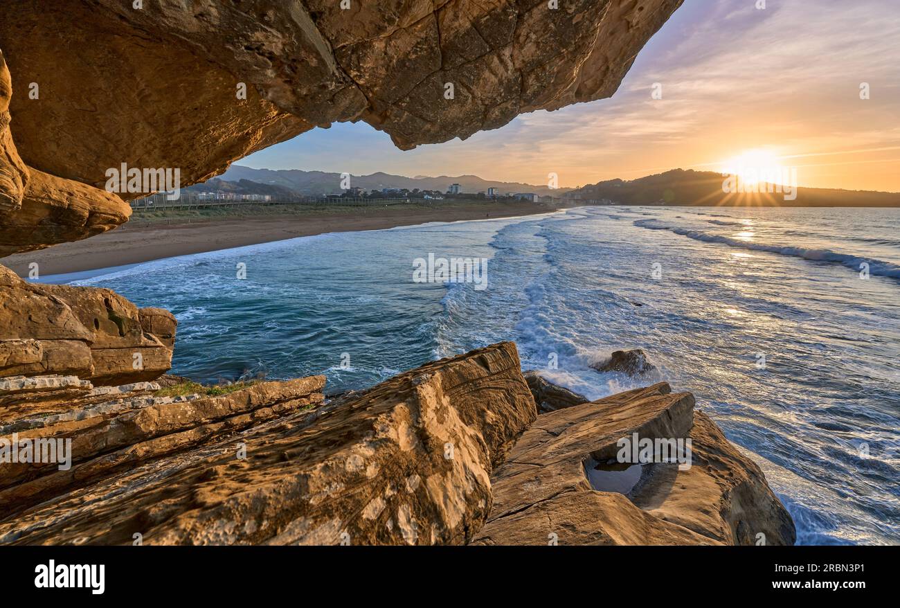 Paesaggio fantastico al tramonto sulla spiaggia di Zarautz, Paesi Baschi, Spagna Foto Stock