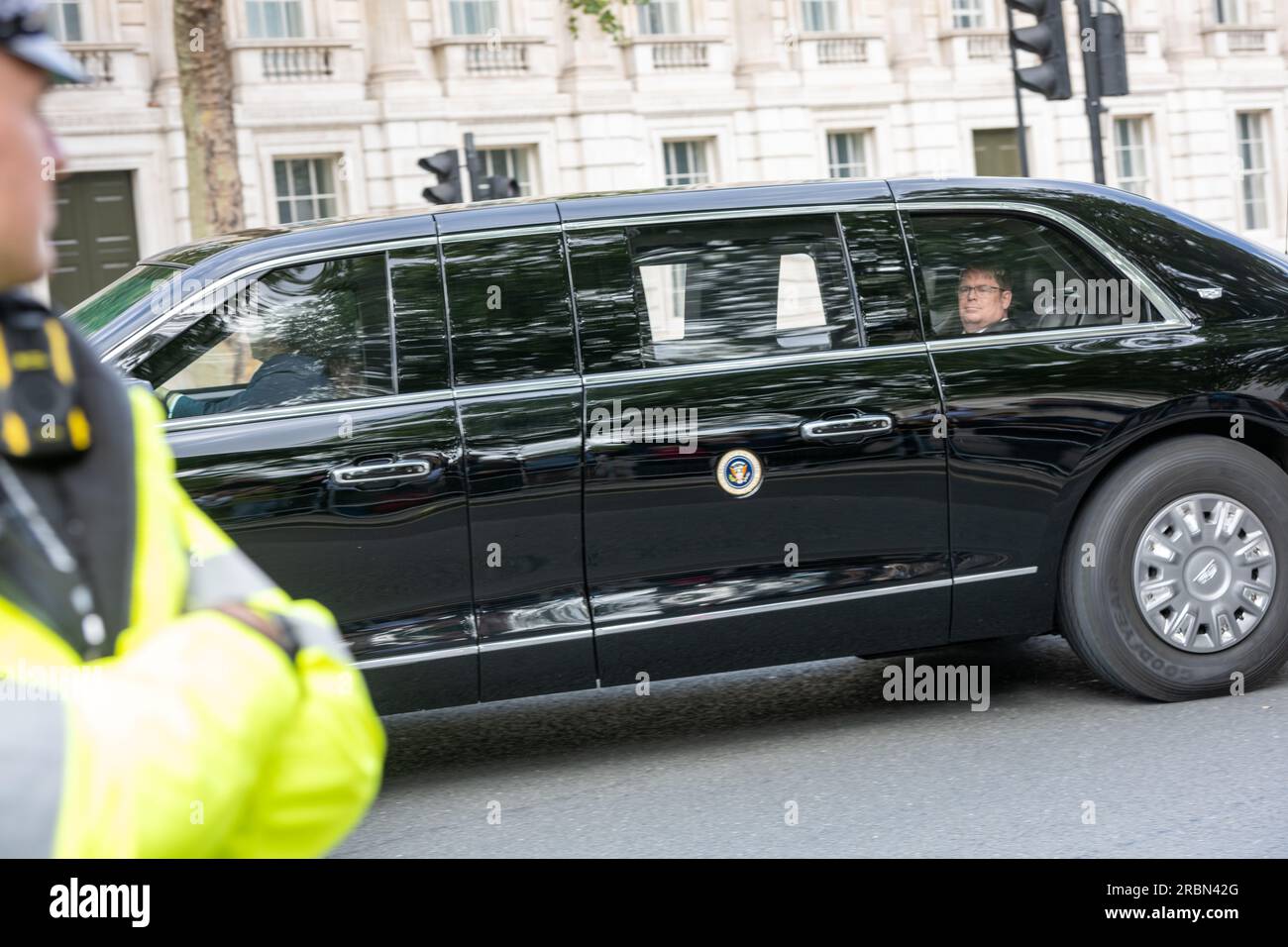 Londra, Regno Unito. 10 luglio 2023. Il convoglio presidenziale degli Stati Uniti a Downing Street, Londra Regno Unito crediti: Ian Davidson/Alamy Live News Foto Stock