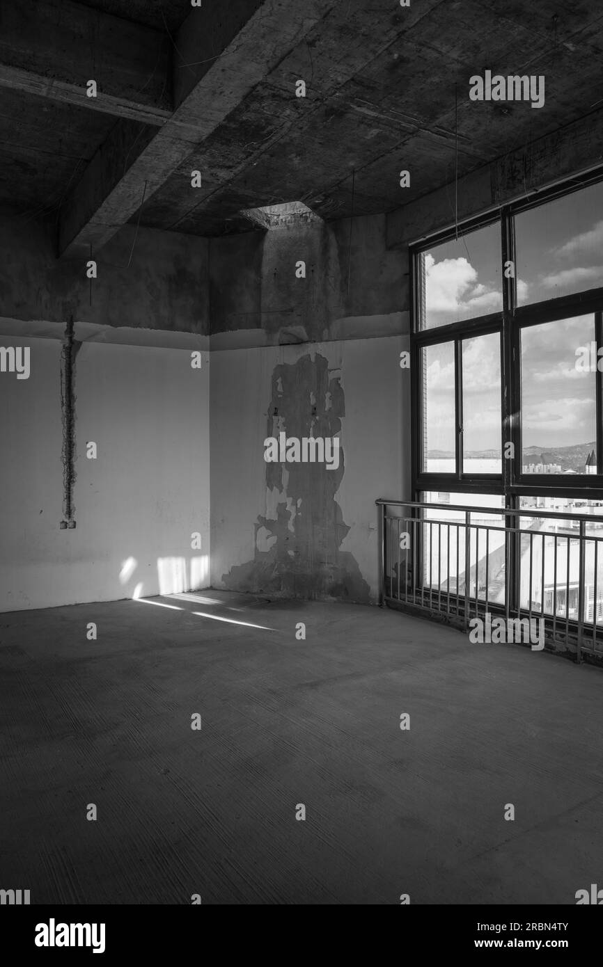 L'interno di un edificio residenziale urbano bianco e nero. Foto Stock