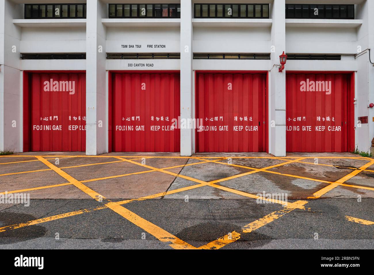 Hong Kong, Cina - aprile 28 2023: Cancello d'ingresso alla stazione dei vigili del fuoco. Porta sezionale automatica rossa del garage Foto Stock
