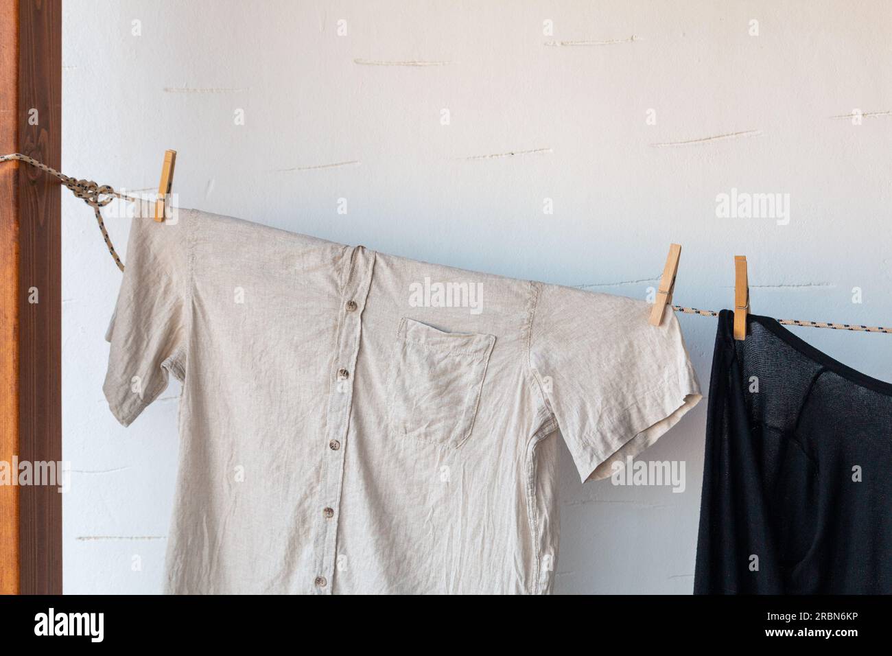 Panni stesi su un stendibiancheria Foto Stock