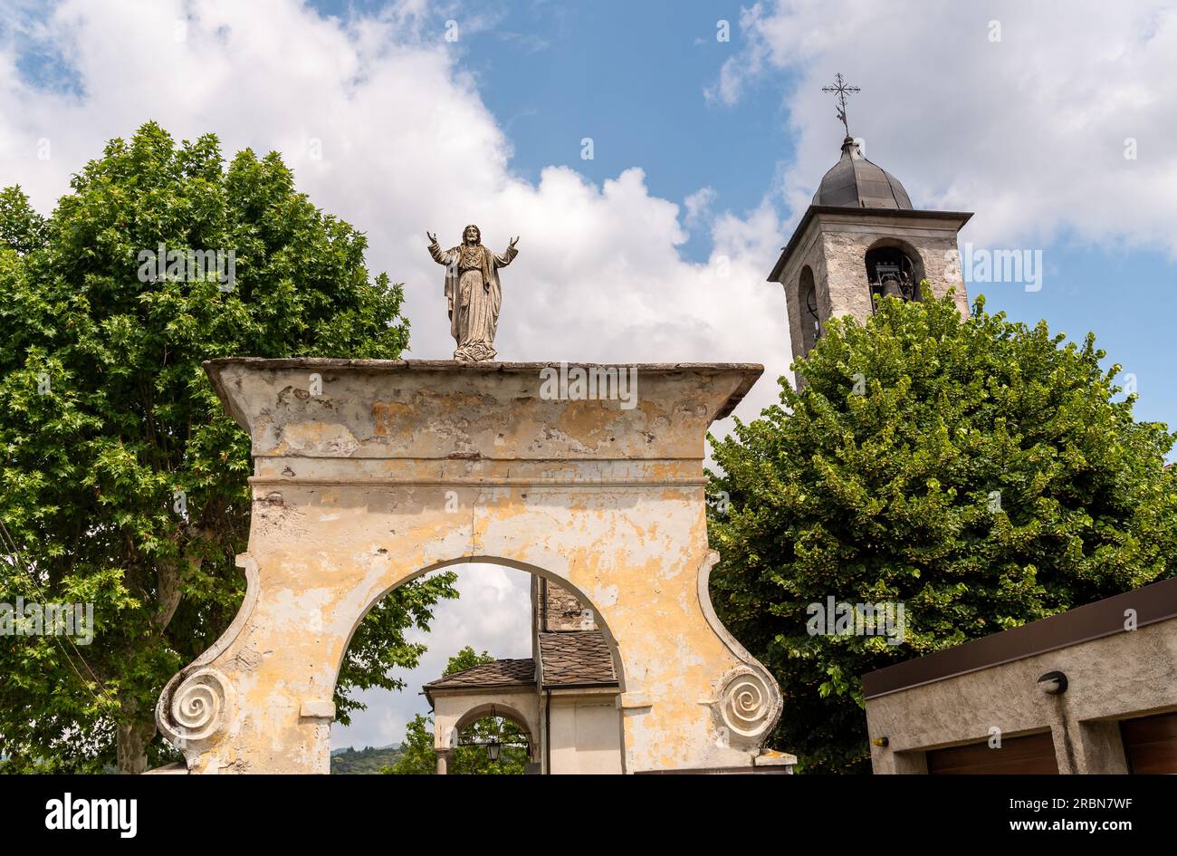 Arco di ingresso all'antica chiesa parrocchiale di San Martino nel parco di Oleggio Castello, provincia di Novara, Piemonte, Italia Foto Stock