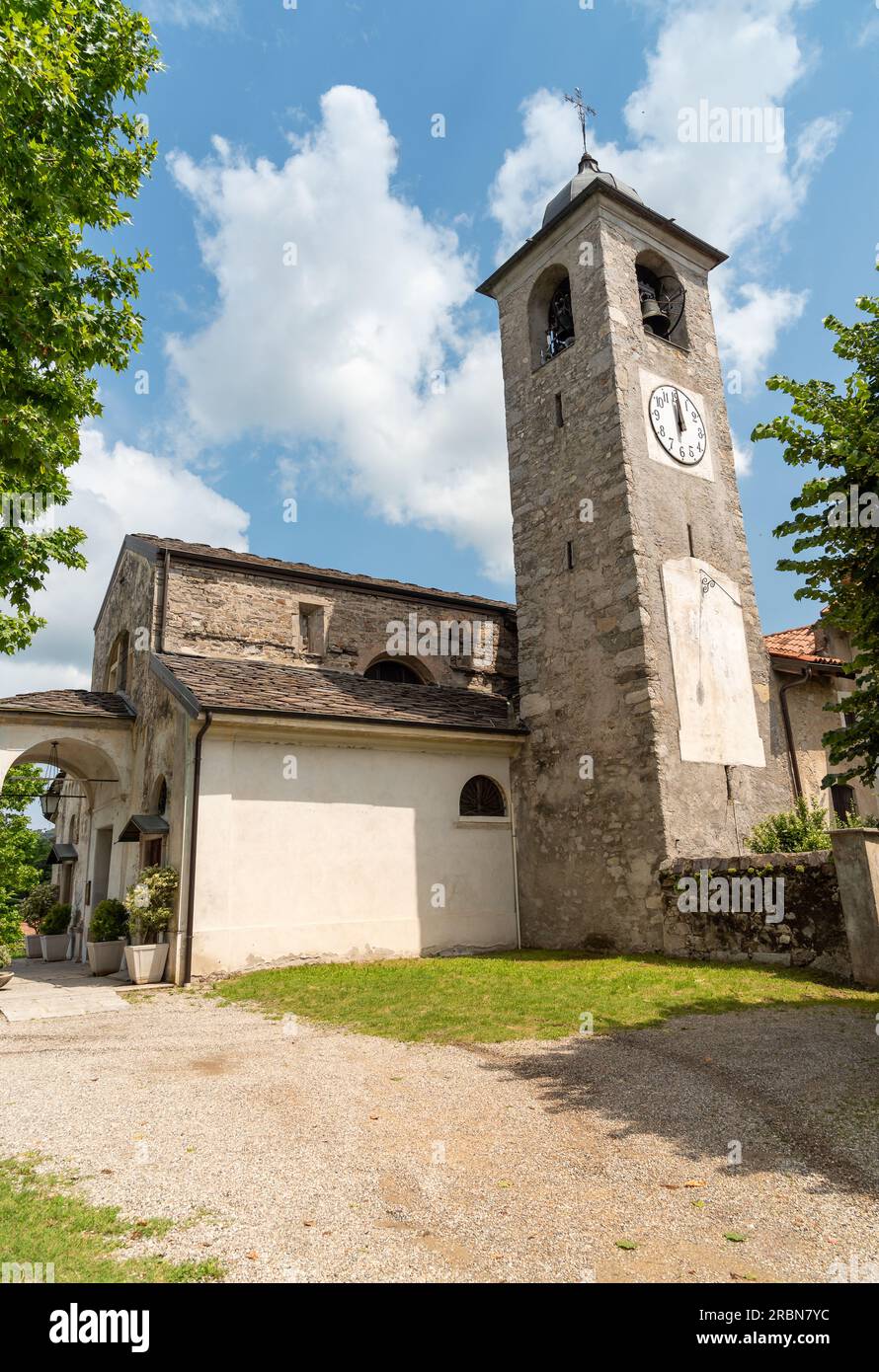 Campanile dell'antica chiesa parrocchiale di San Martino nel parco di Oleggio Castello, provincia di Novara, Piemonte, Italia Foto Stock
