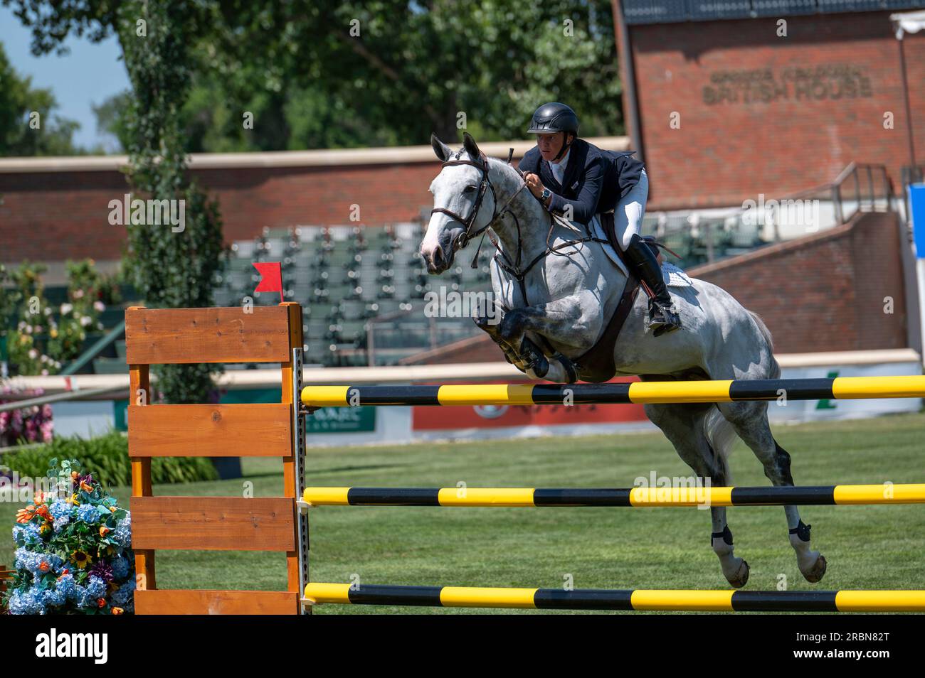 Calgary, Alberta, Canada, 8 luglio 2023. Mathew Sampson (GBR) in sella all'equino America Ivanhoe GP, CSI North American, Spruce Meadows - la QE II Cup. Foto Stock