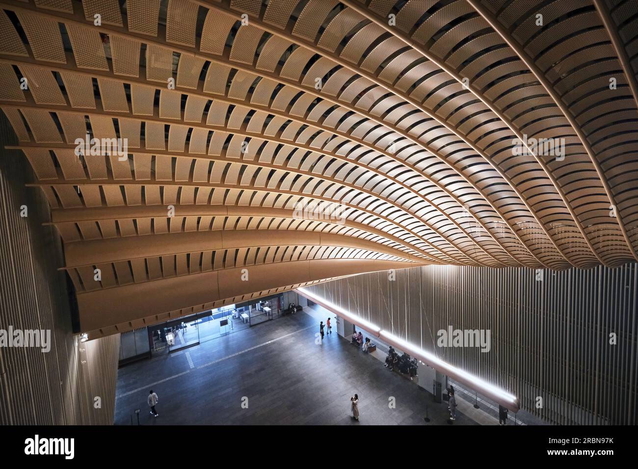 Hong Kong, Cina - aprile 28 2023: Interno del Museo del Palazzo che espone i manufatti del Museo del Palazzo di Pechino nel quartiere culturale di West Kowloon Foto Stock