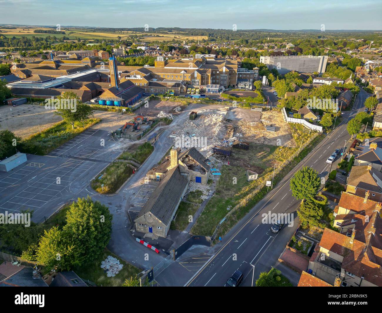 Dorchester, Dorset, Regno Unito. 9 luglio 2023. Vista dall'aria della demolizione dell'ex Damers First School accanto all'NHS Dorset County Hospital di Dorchester nel Dorset. Il sito è in fase di preparazione per la costruzione di un nuovo pronto soccorso (ed) e di un'unità di terapia intensiva, che è incluso nel nuovo programma ospedaliero del governo che vedrà la costruzione di 40 nuovi ospedali entro il 2030. Foto: Graham Hunt/Alamy Live News Foto Stock