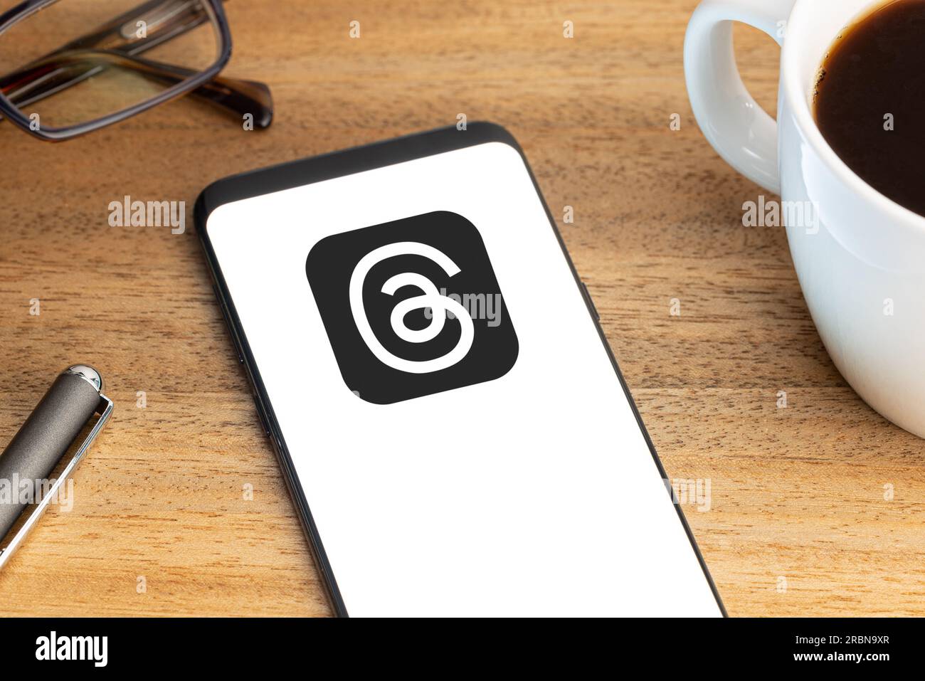 Galizia, Spagna; 7 luglio 2023: Il logo dell'app thread sullo schermo dello smartphone è sul tavolo Foto Stock