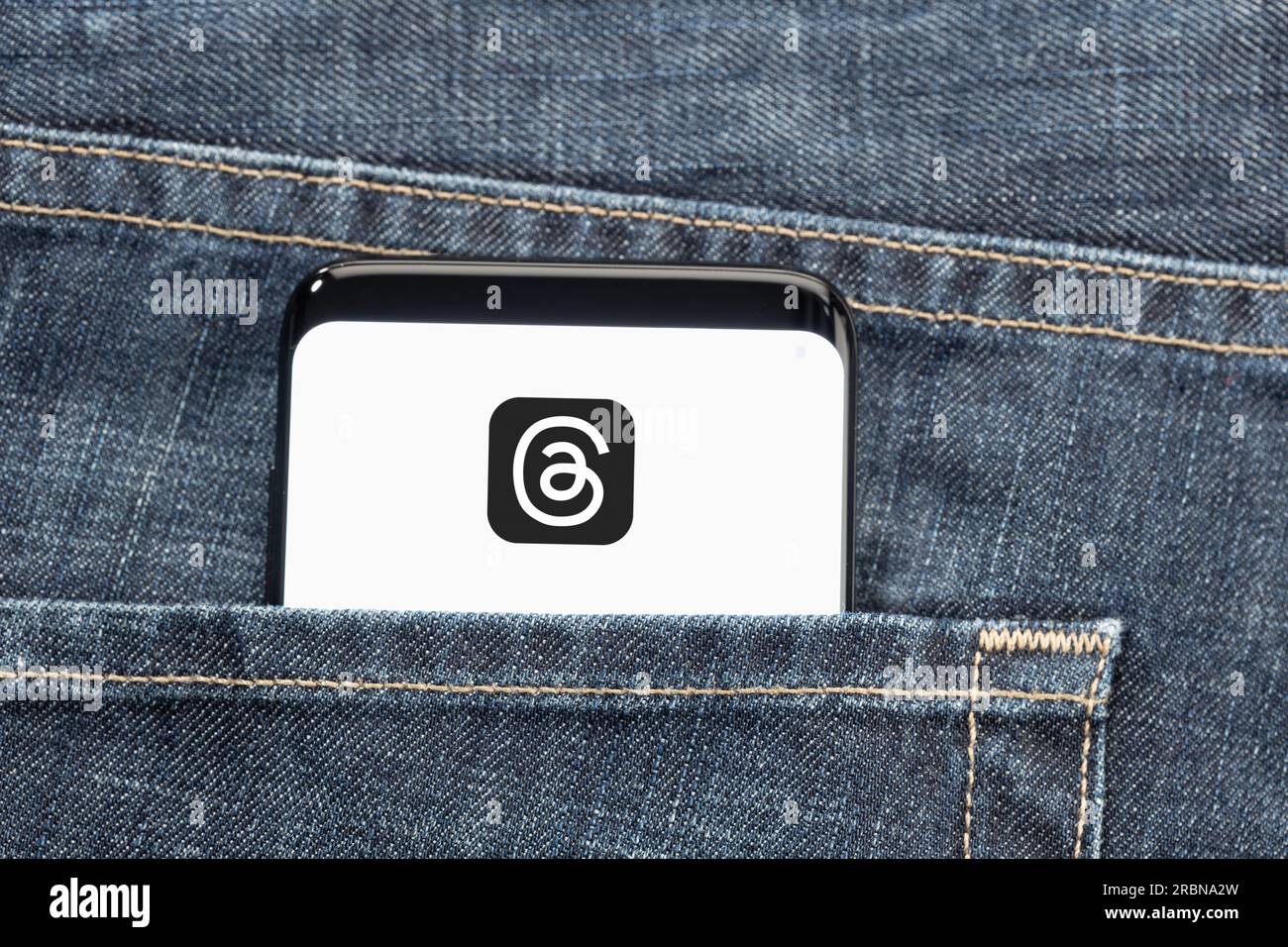 Galizia, Spagna; 7 luglio 2023: Logo dell'app thread sullo schermo dello smartphone nella tasca dei jeans Foto Stock