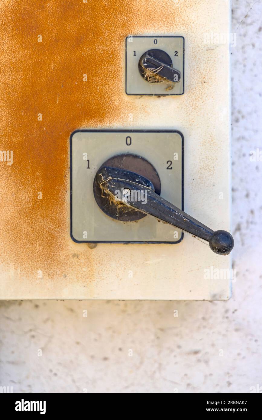 Interruttore a leva ad alta tensione sulla scatola di comando dell'alimentazione elettrica Foto Stock
