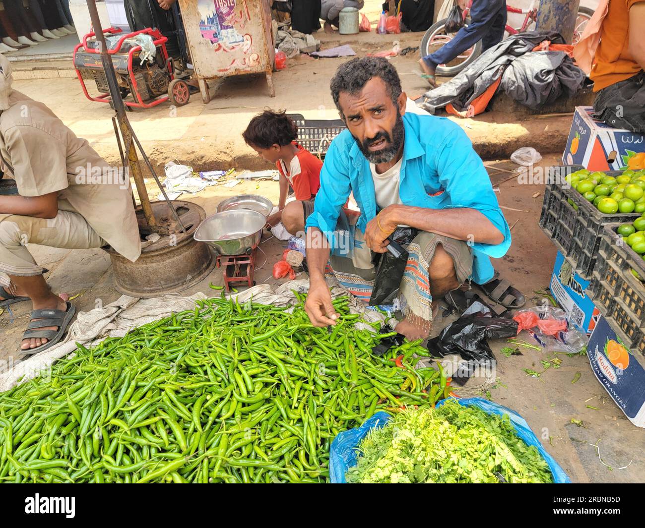 Aden, Yemen. 10 luglio 2023. Un venditore vende verdure in un mercato locale ad Aden, nello Yemen meridionale, il 10 luglio 2023. Il riyal yemenita è precipitato domenica a un nuovo livello nei confronti del dollaro statunitense, sollevando preoccupazioni per un'imminente crisi economica. I commercianti di denaro nella città portuale meridionale di Aden e in altre aree controllate dal governo hanno confermato a Xinhua che il riyal yemenita è diminuito bruscamente a 1.430 contro il greenback, segnando il tasso di cambio più basso dall'inizio di quest'anno. Crediti: Murad Abdo/Xinhua/Alamy Live News Foto Stock