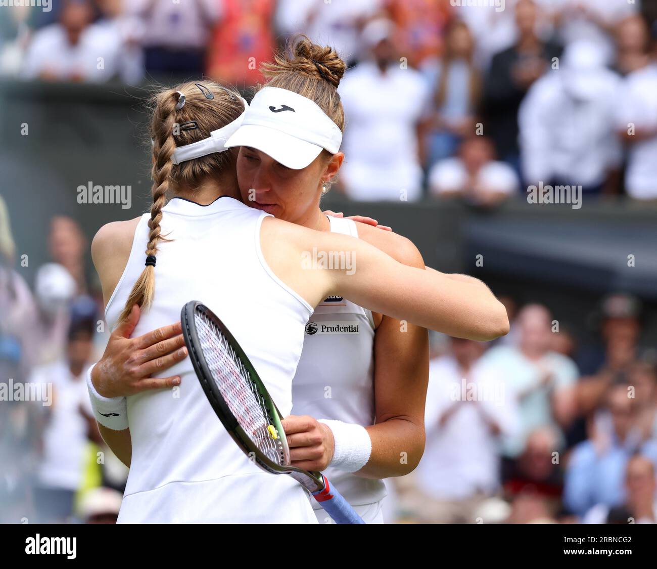 Wimbledon, Regno Unito. 10 luglio 2023. Elena Rybakina, a sinistra, consola il suo avversario brasiliano Beatriz Haddad Maia dopo che è stata costretta a ritirarsi dal loro incontro di quarto turno a Wimbledon oggi a causa di un infortunio. Crediti: Adam Stoltman/Alamy Live News Foto Stock