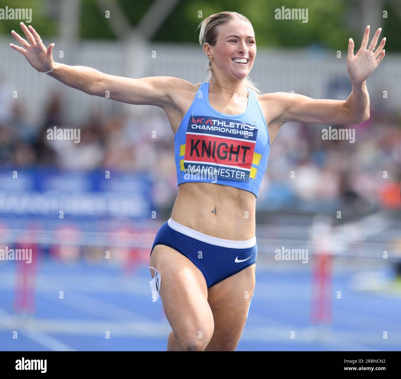 Manchester, Regno Unito. 8 luglio 2023. Manchester Regional Arena, Manchester, Regno Unito. National UK Athletics Championships 2023. Campionati britannici di atletica leggera e prove del mondo alla Manchester Regional Arena. Data foto: Sabato 8 luglio 2023. Didascalia: KNIGHT celebra il passaggio all'oro negli ostacoli da 100 metri - donna. Foto: Mark Dunn/Alamy Live News (Sport) credito: Mark Dunn Photography/Alamy Live News Foto Stock