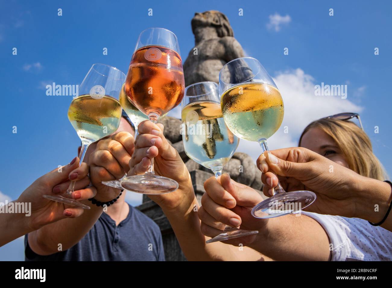 Primo piano di mani che tengono e si reggono bicchieri di vino durante l'Happy Hour dello Stadtschoppen sul Ponte Vecchio principale (Pippinsbrücke) sul fiume meno, Kitzin Foto Stock