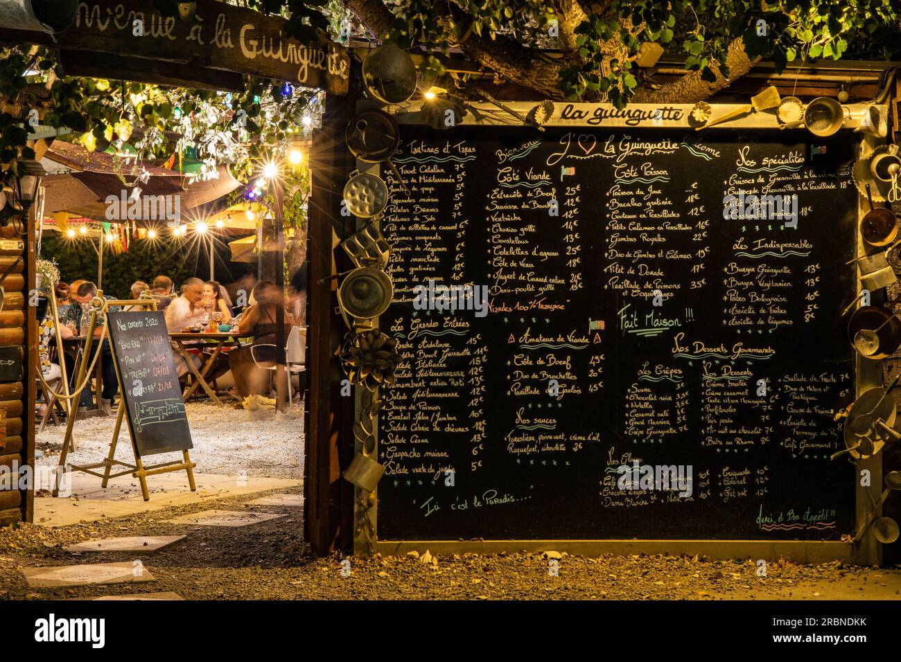Carta del menu su lavagna presso il ristorante Argens la Guinguette, Argens-Minervois, Aude, Francia, Europa Foto Stock