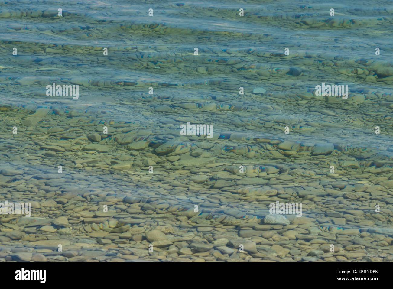Una cattura che mostra le bellissime acque cristalline del lago Huron. L'ho preso da Mackinac Island, Michigan, Stati Uniti. Lago Huron (francese: LAC Huron) Foto Stock