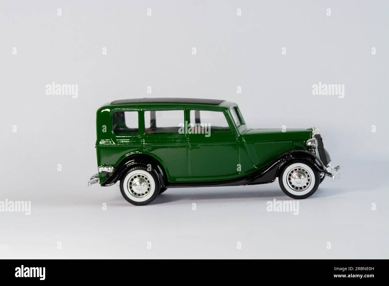 Auto pressofuso modello giocattolo su sfondo bianco Foto Stock
