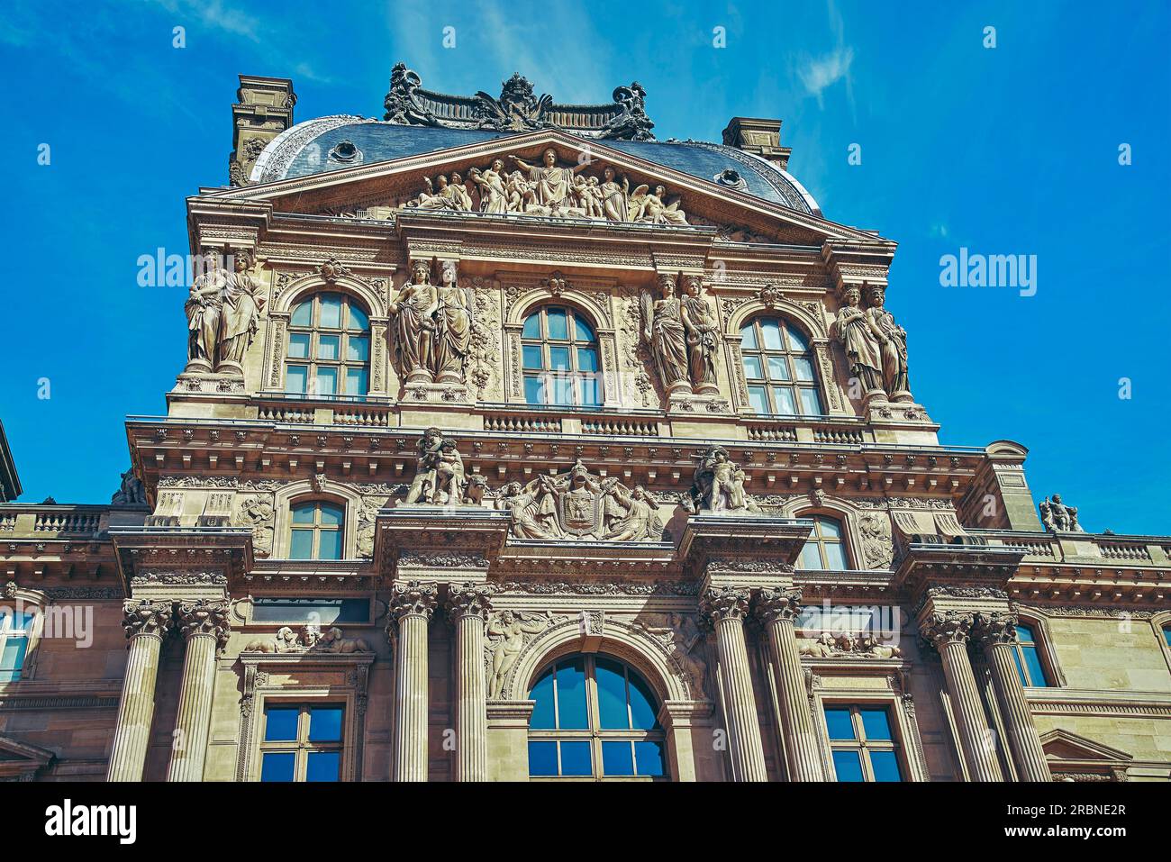 Dettaglio della facciata del Palazzo del Louvre a Parigi in Francia Foto Stock