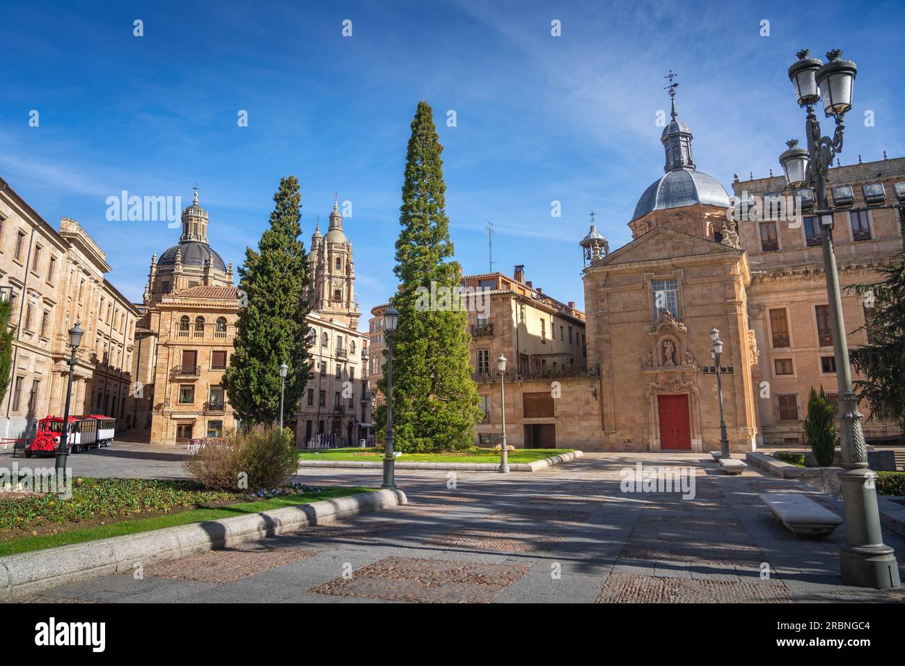 Piazza Anaya con il Palazzo Anaya e la Chiesa la Clerecia - Salamanca, Spagna Foto Stock
