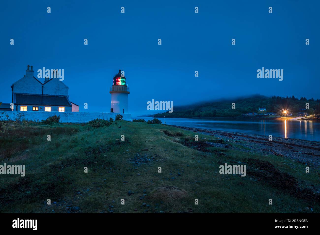 Faro di Corran Point sul Loch Linnhe in serata, Highlands, Scozia, Regno Unito Foto Stock