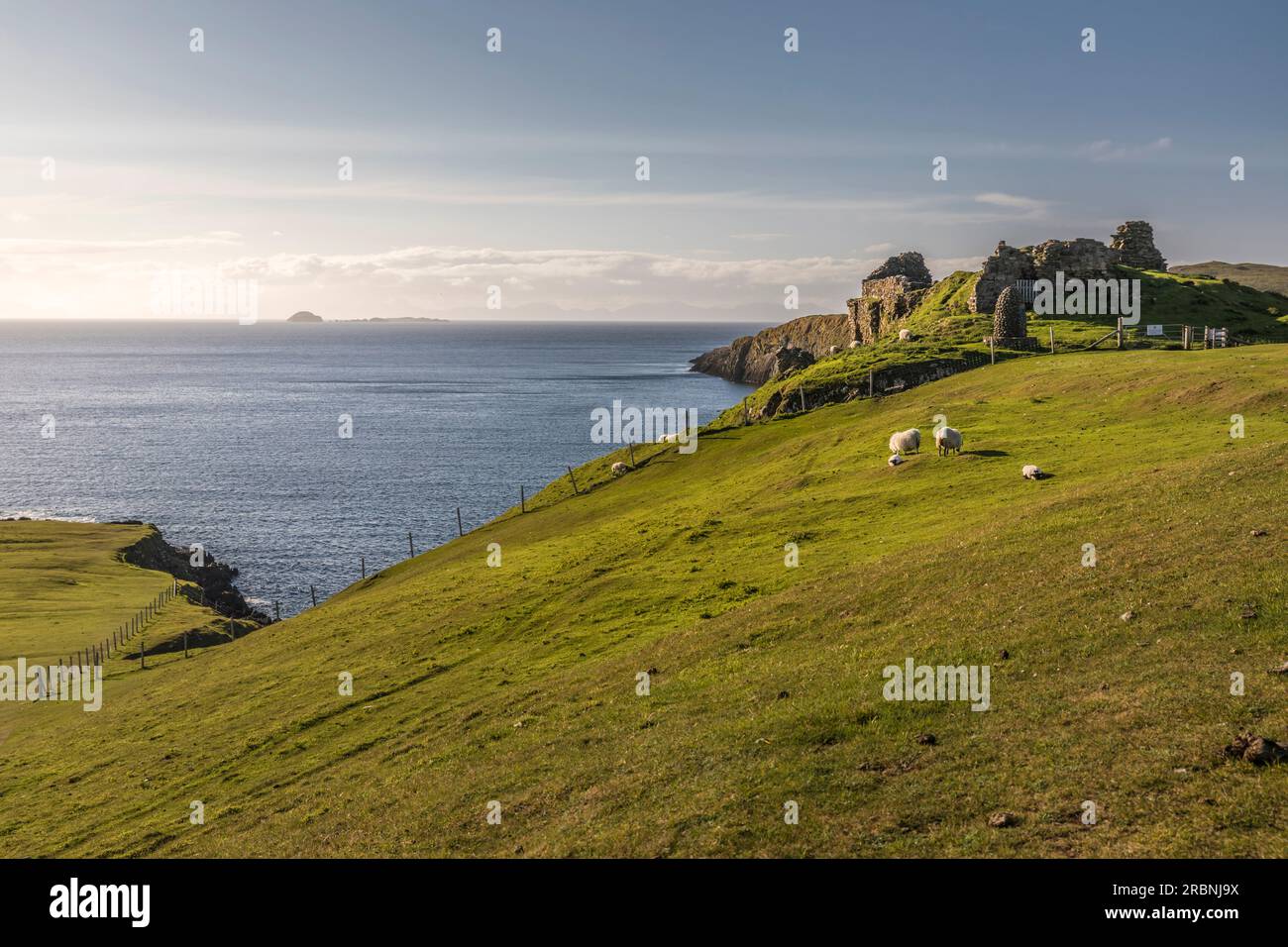 Rovine del castello di Duntulm nel nord della penisola di Trotternish, Isola di Skye, Highlands, Scozia, Regno Unito Foto Stock