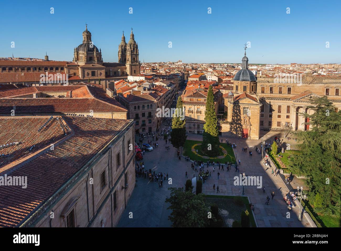 Vista aerea di Piazza Anaya con il Palazzo Anaya e la Chiesa la Clerecia - Salamanca, Spagna Foto Stock