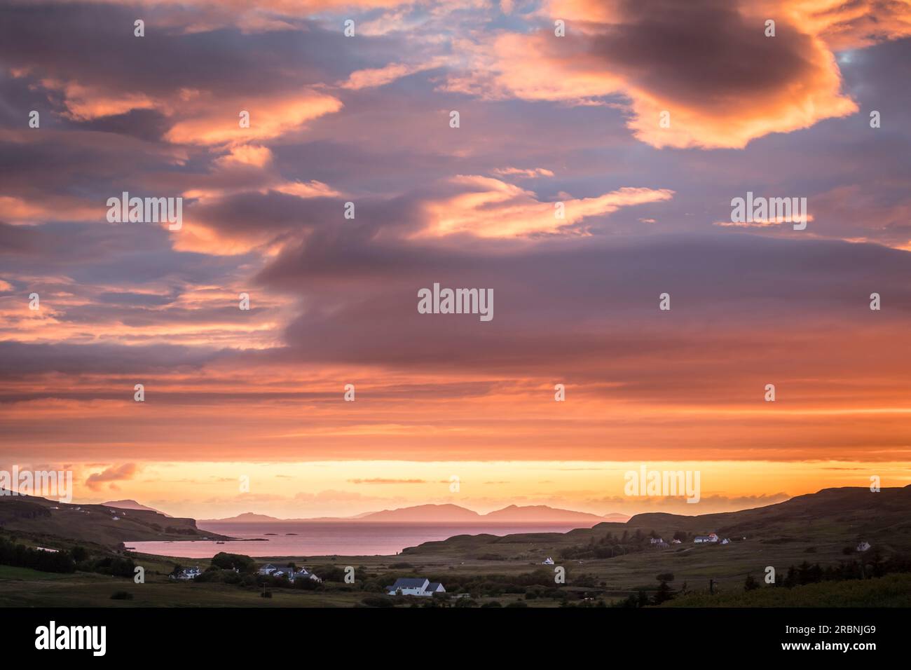 Vista da Glendale a Loch Pooltiel alla luce della sera, isola di Skye, Highlands, Scozia, Regno Unito Foto Stock