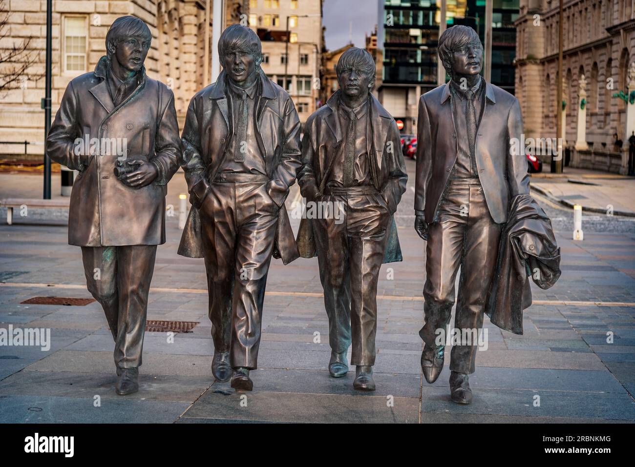 La statua dei Beatles al pierhead di Liverpool. Foto Stock