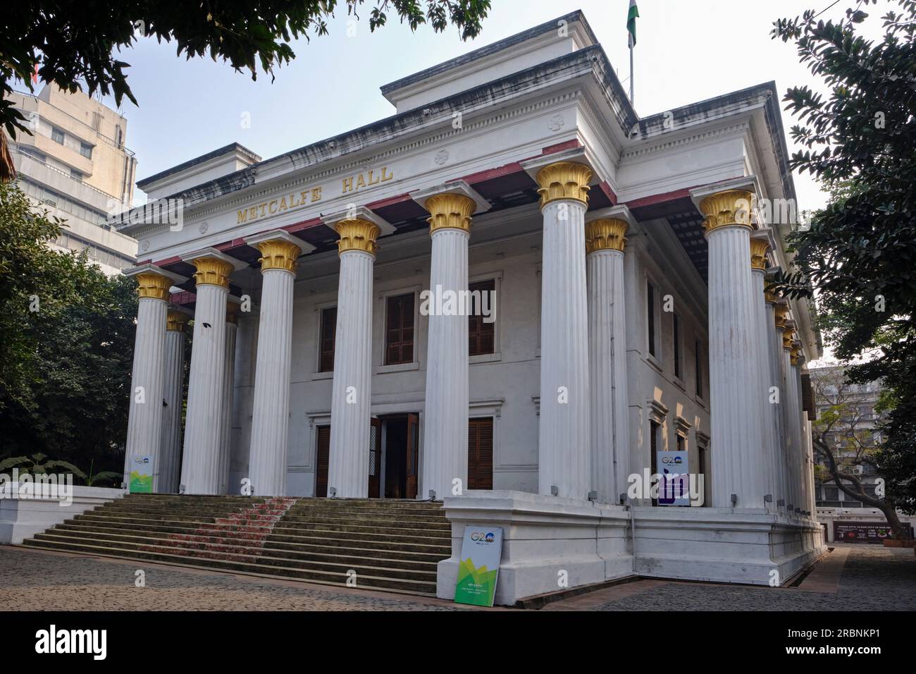 India, Bengala Occidentale, Calcutta, Metcalfe Hall è un edificio storico della città di Calcutta. Costruito nel 1844, nell'antico stile greco Foto Stock