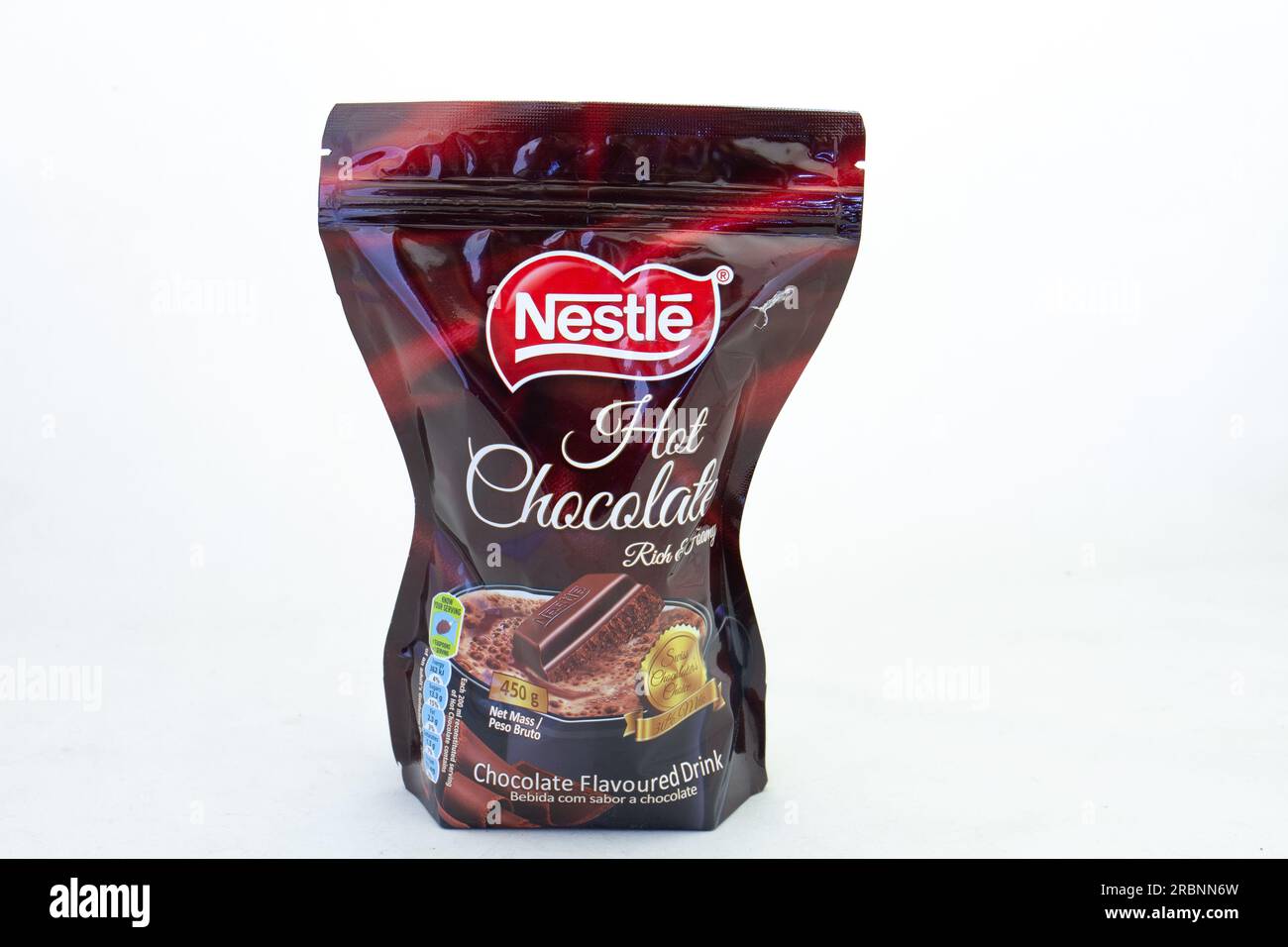 Johannesburg, Sud Africa - cioccolata calda di Nestle isolata su uno sfondo chiaro con spazio per le copie Foto Stock