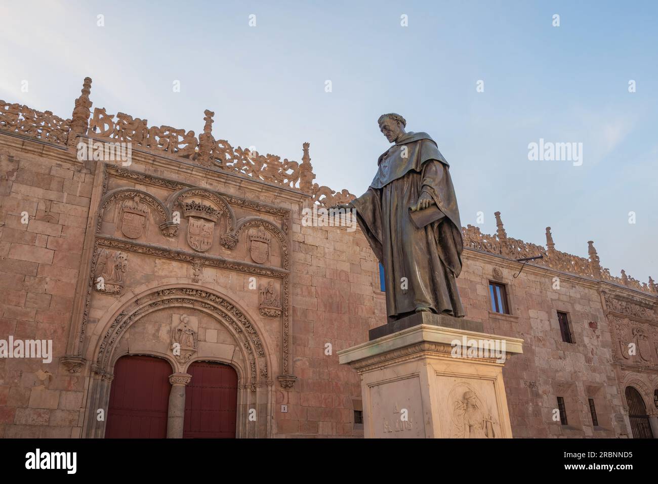 Statua di Fray Luis de Leon di fronte all'edificio della vecchia Università di Salamanca - Salamanca, Spagna Foto Stock